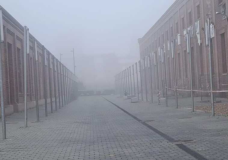León amanece bajo una espesa capa de niebla en este lunes festivo